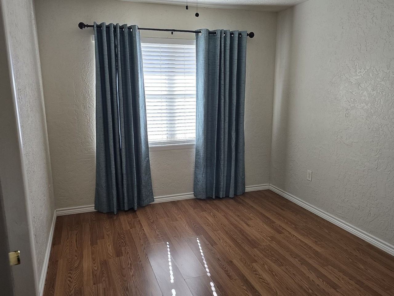 555 Sw Belmont Ave - Photo 3 of 5