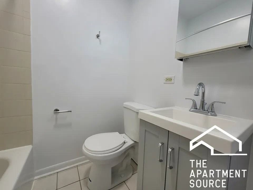 3524 N Marshfield Ave - Photo 2 of 9