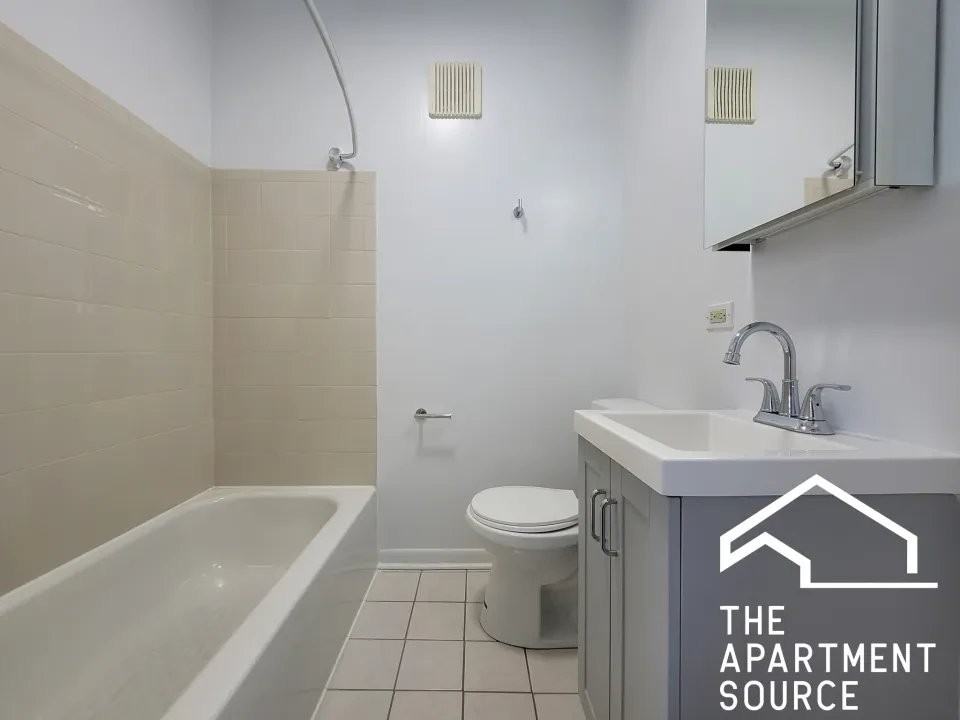 3524 N Marshfield Ave - Photo 3 of 9