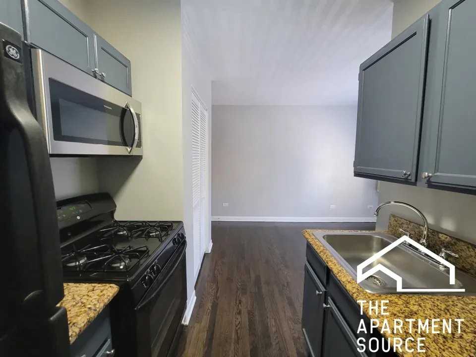 3524 N Marshfield Ave - Photo 4 of 9