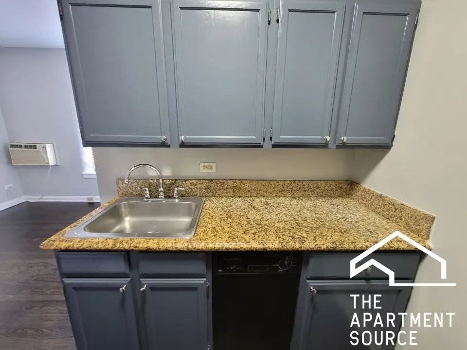 3524 N Marshfield Ave - Photo 6 of 9