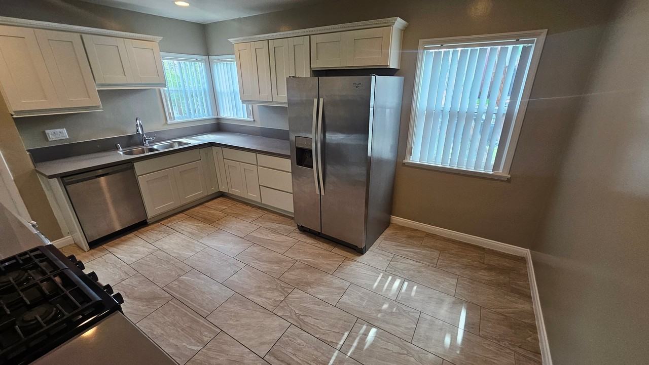 812 N Fuller Ave #812 - Photo 2 of 8