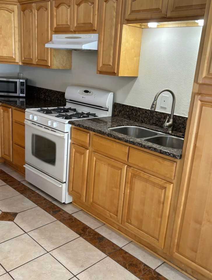 23190 Palomar St - Photo 2 of 10