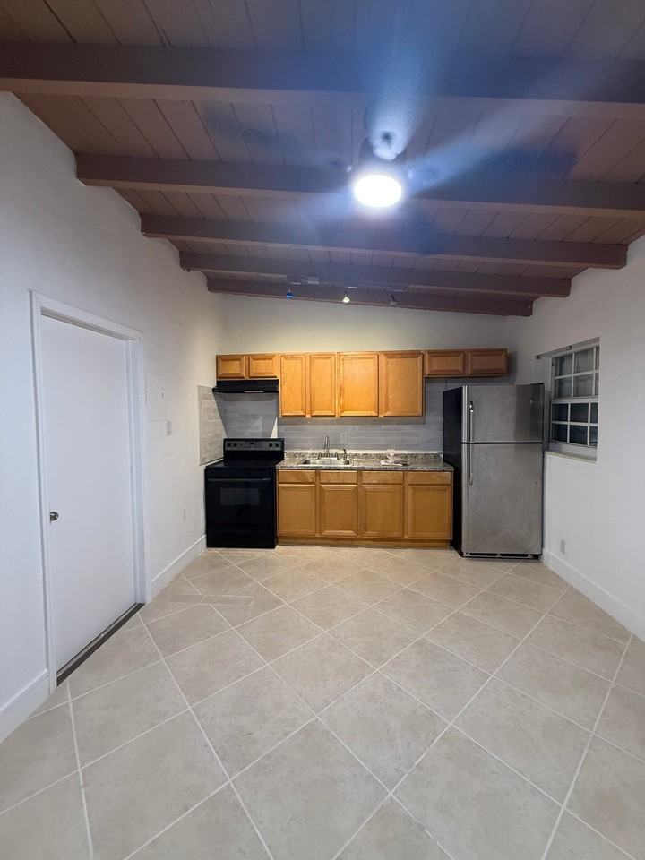1421 N Andrews Ave #A - Photo 3 of 9