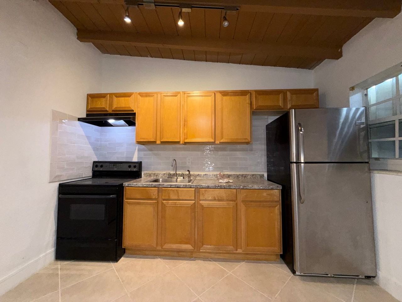 1421 N Andrews Ave #A - Photo 4 of 9