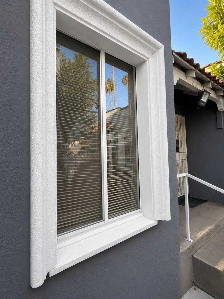 2533 1/2 Hillcrest Dr #HALF - Photo 2 of 17