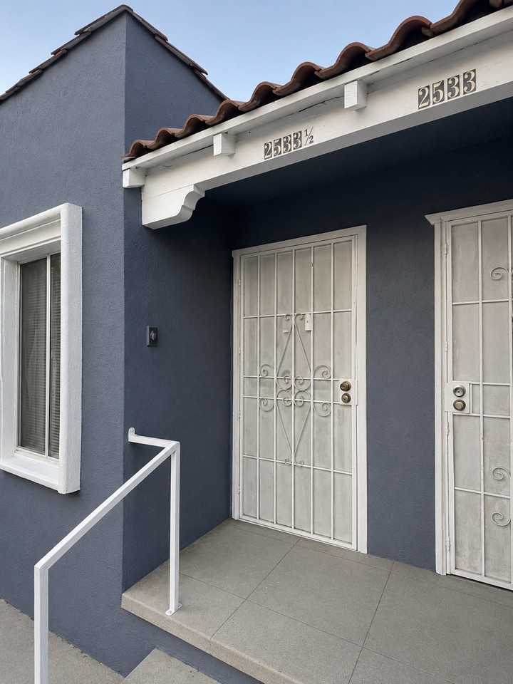 2533 1/2 Hillcrest Dr #HALF - Photo 3 of 17