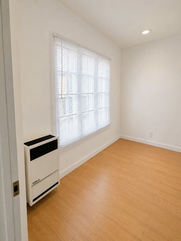 2533 1/2 Hillcrest Dr #HALF - Photo 4 of 17