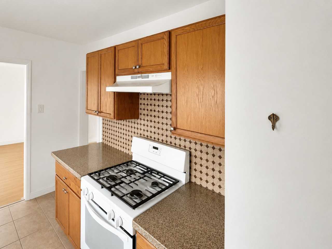 2533 1/2 Hillcrest Dr #HALF - Photo 6 of 17