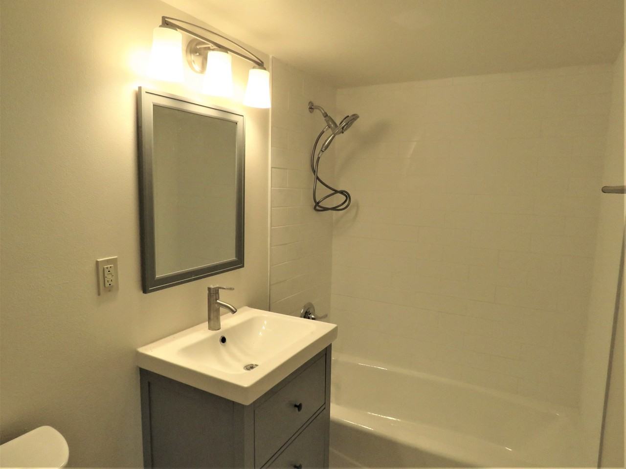 401 E 10th St #403 - Photo 4 of 5