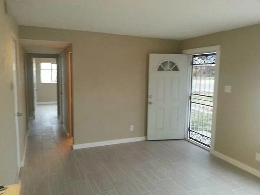 3021 General Chennault St Ne #NA - Photo 3 of 6