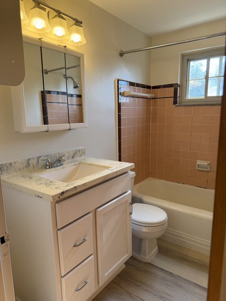 1790 Northwest Ct #C - Photo 3 of 8