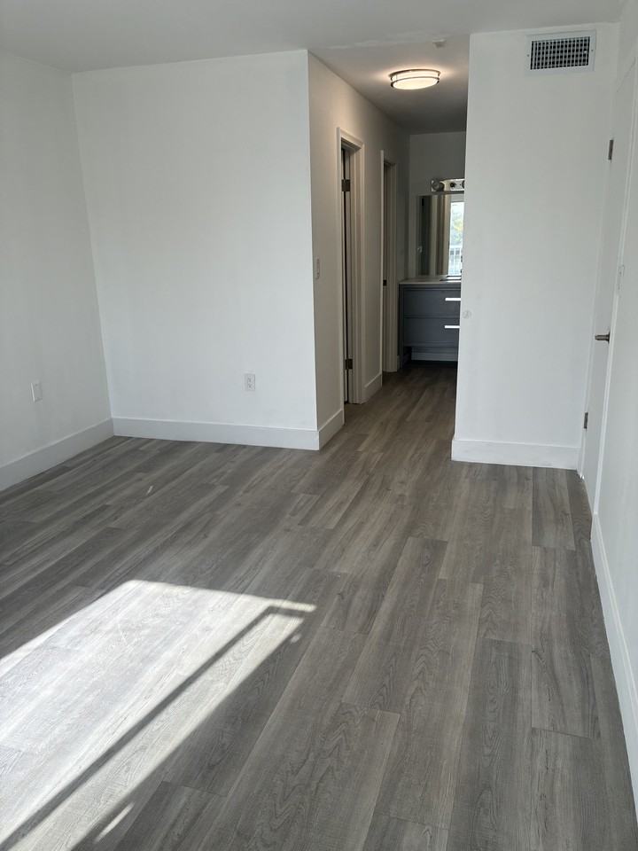 17051 Ne 35th Ave #207 - Photo 7 of 11