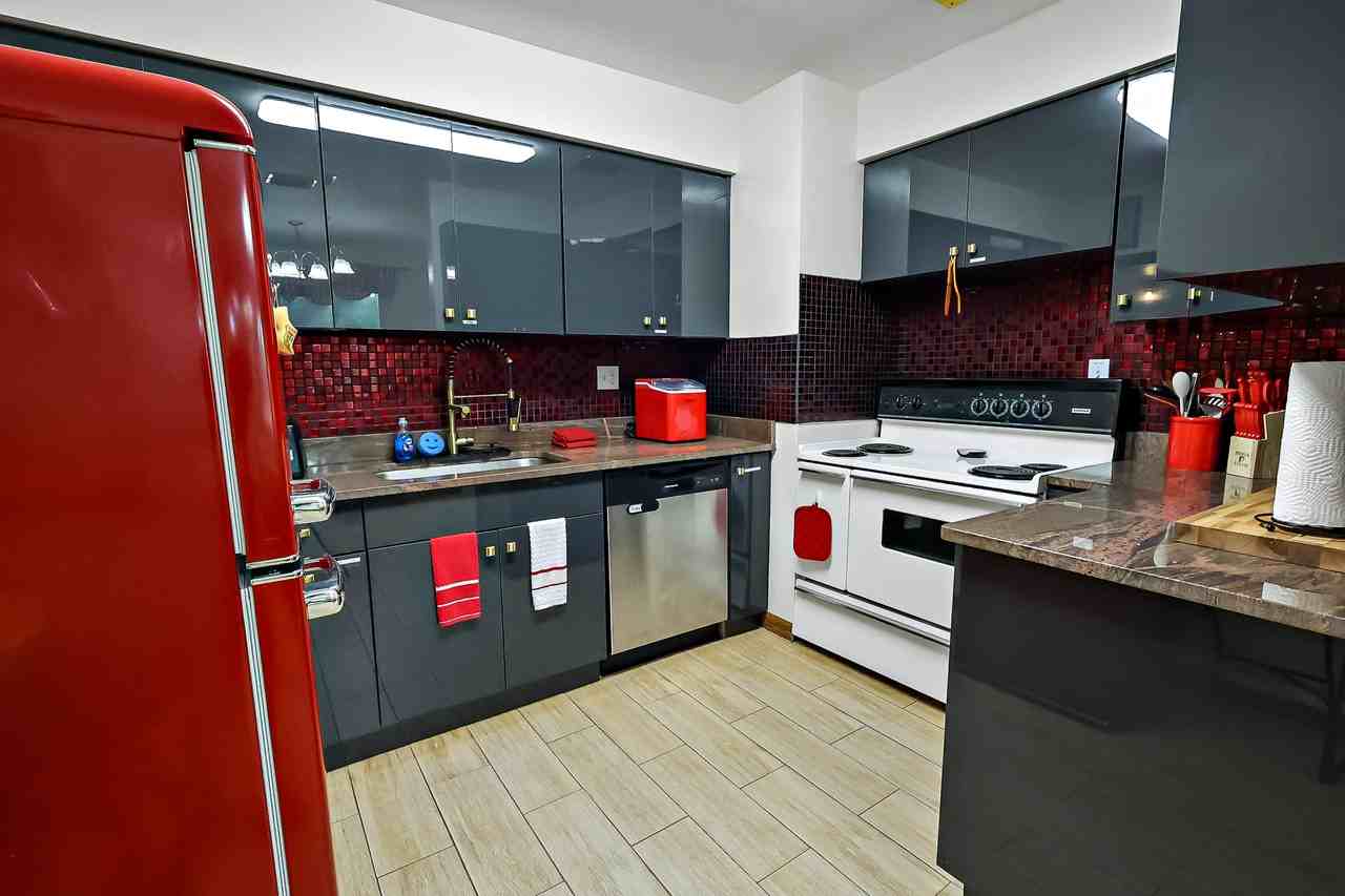 300 Tulip Ln #NA - Photo 4 of 9