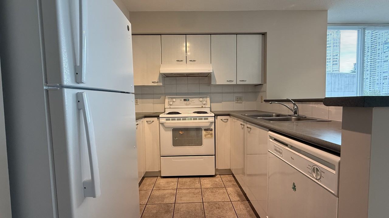 6028 Willingdon Avenue - Photo 5 of 9