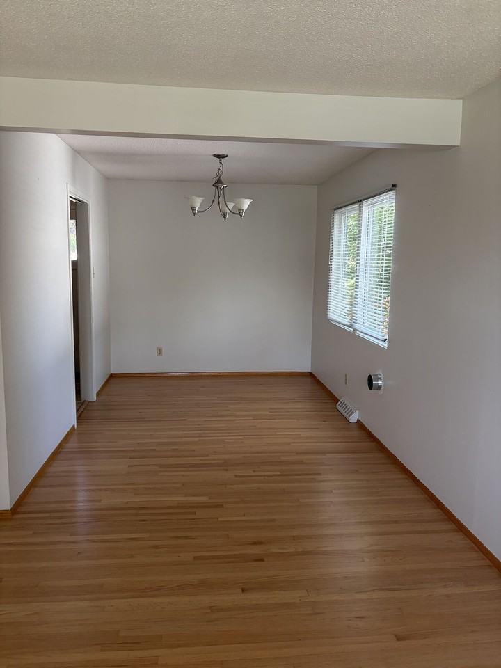 7 Slocan Rd Sw - Photo 3 of 14