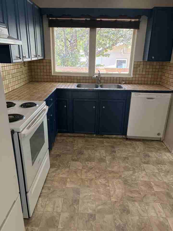 7 Slocan Rd Sw - Photo 6 of 14