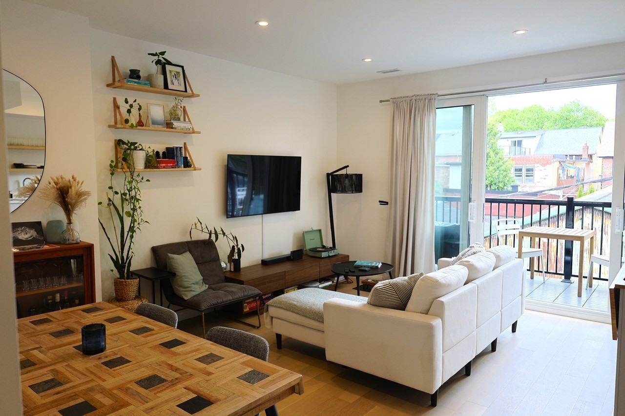 512 Bathurst St - Photo 2 of 17