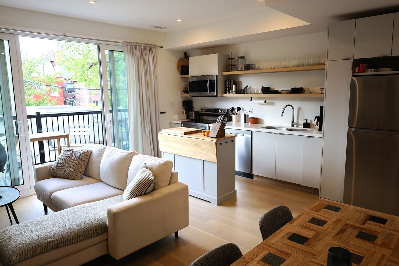 512 Bathurst St - Photo 3 of 17