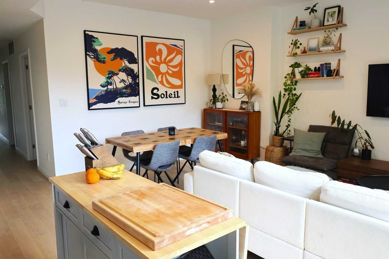 512 Bathurst St - Photo 4 of 17