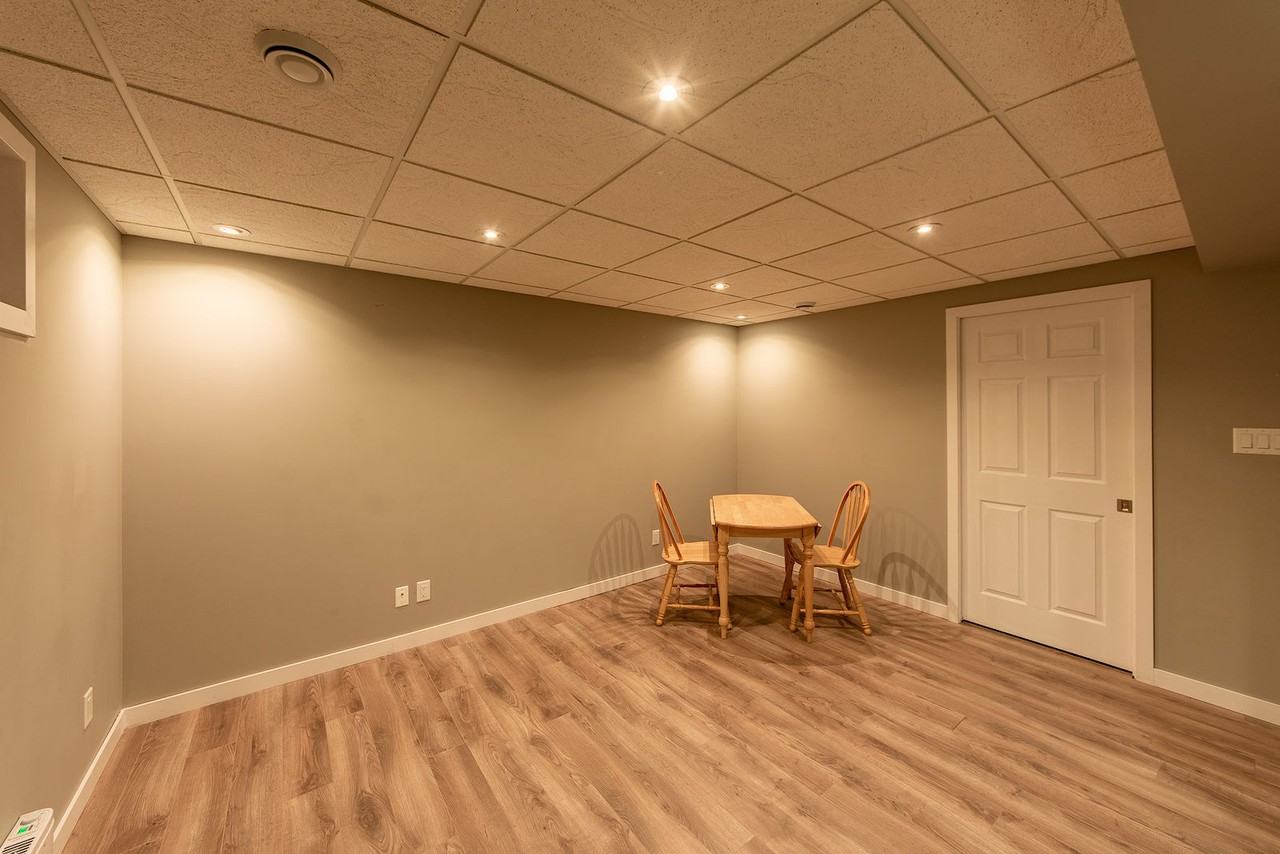 807A 45 St Sw - Photo 3 of 10