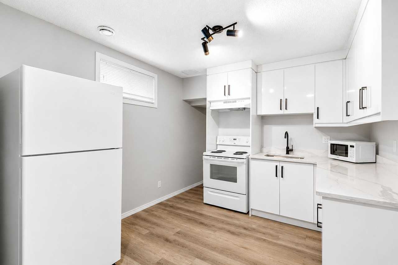 3337 37 St Sw - Photo 5 of 15