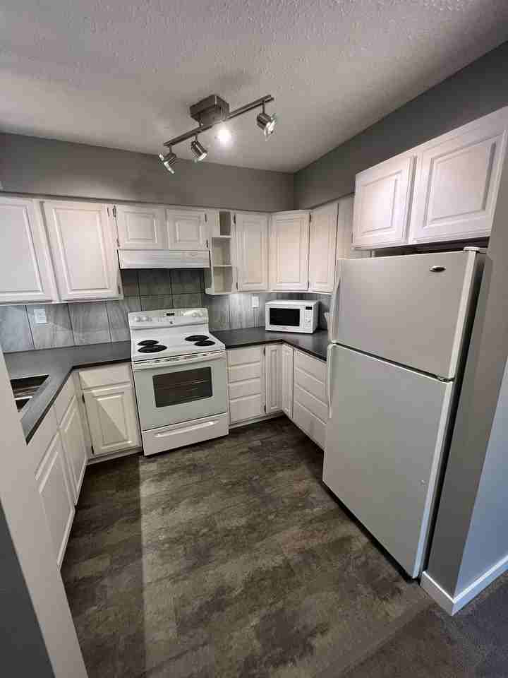 22 - 22 Alpine Pl - Photo 3 of 15
