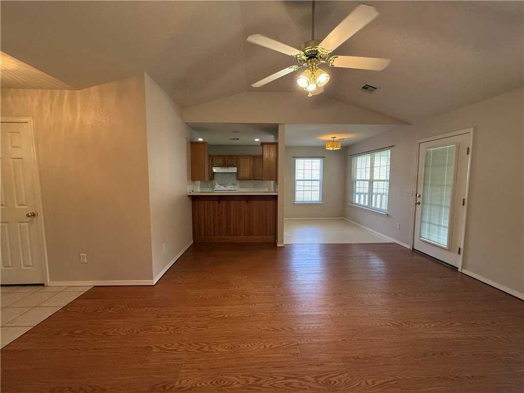 15 Pennine Ln - Photo 5 of 35