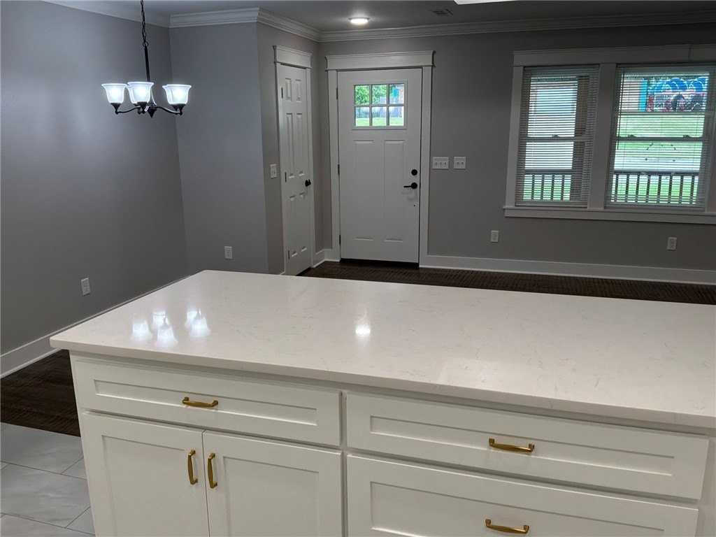 510 S Pleasant St - Photo 4 of 17