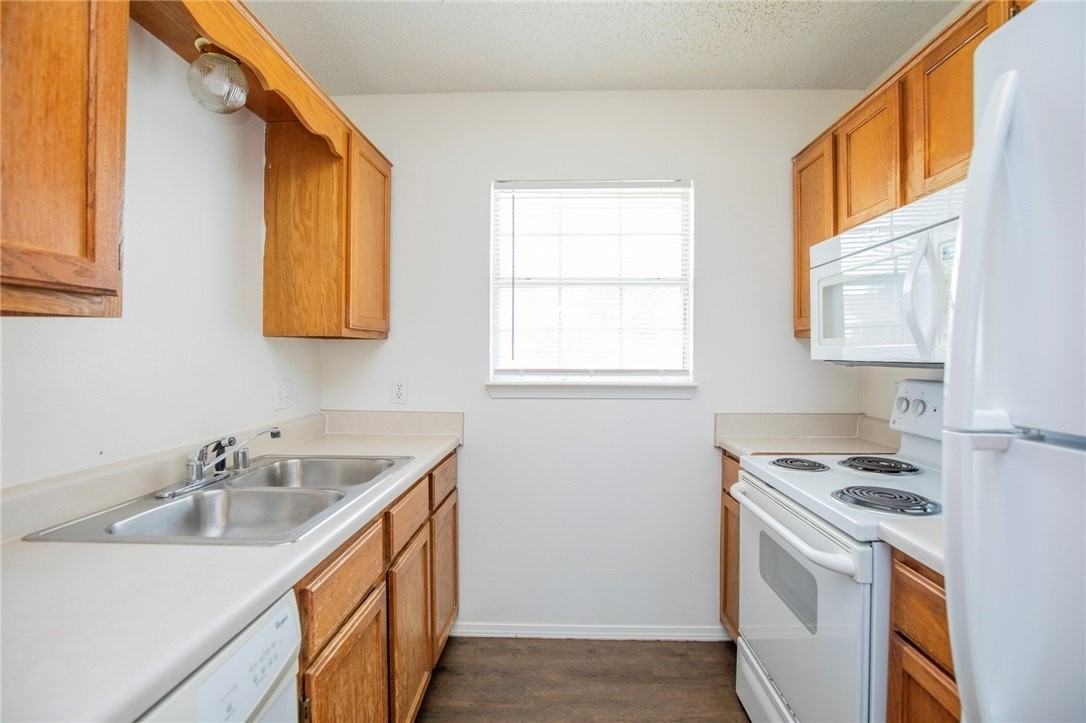 2509 Parkcrest Dr - Photo 4 of 17