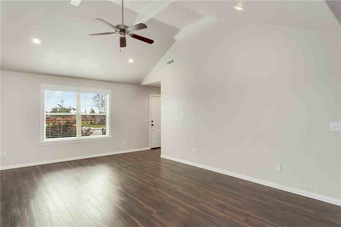 1411 Summer Ave - Photo 4 of 9
