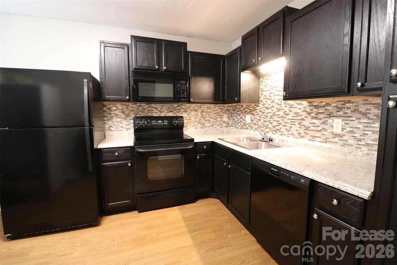 1472 Riverwood Ct - Photo 2 of 10