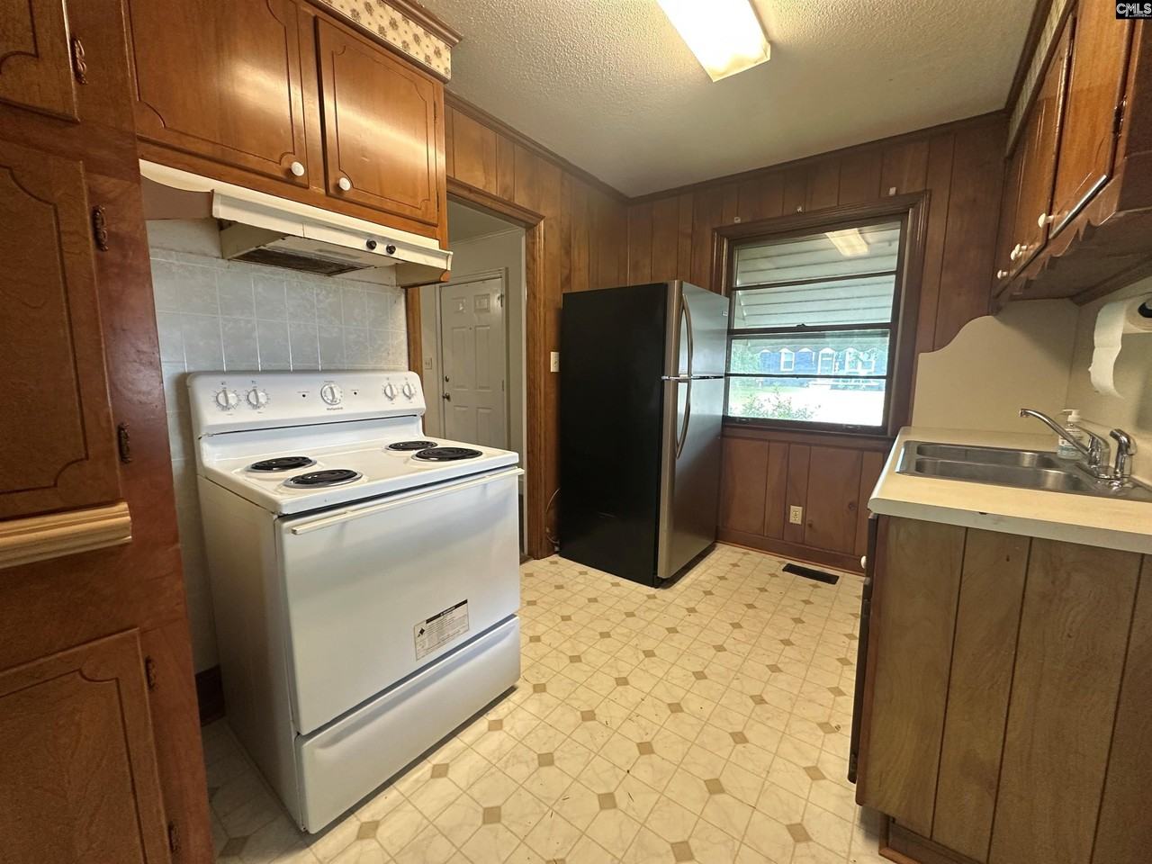 1213 Summerland Dr - Photo 5 of 13