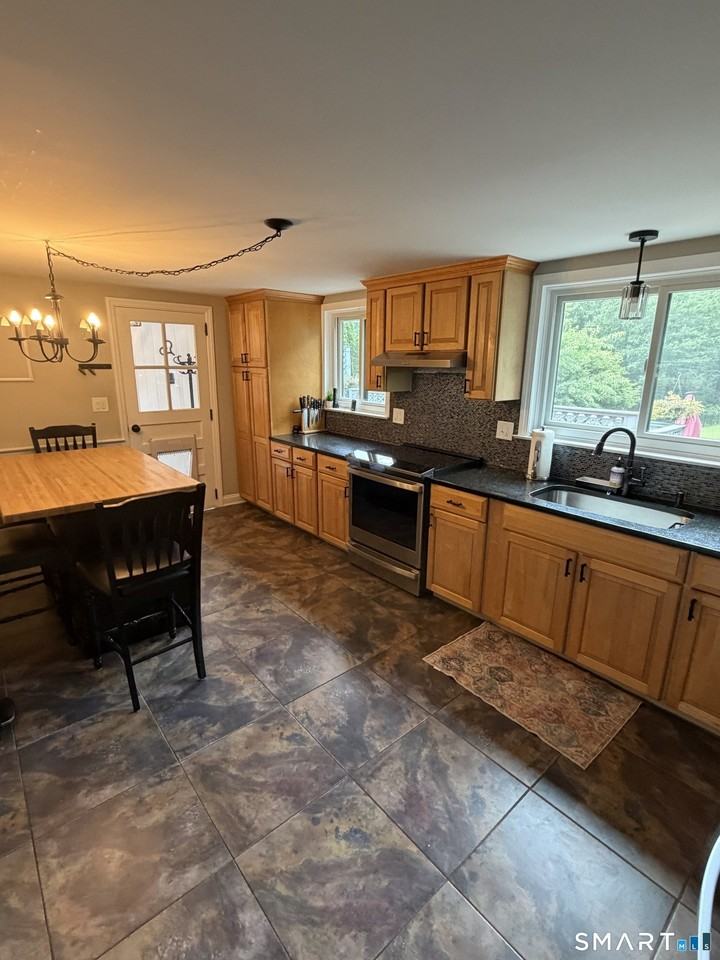 79 Brook St - Photo 4 of 24