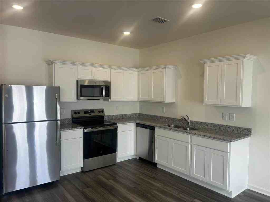 2095 Emerson Dr - Photo 2 of 3
