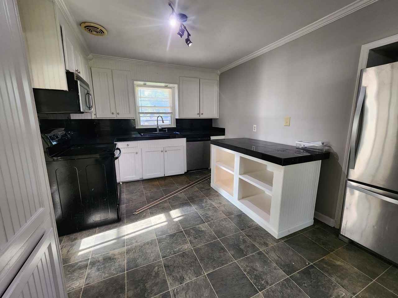 1213 Mcree Dr - Photo 6 of 9