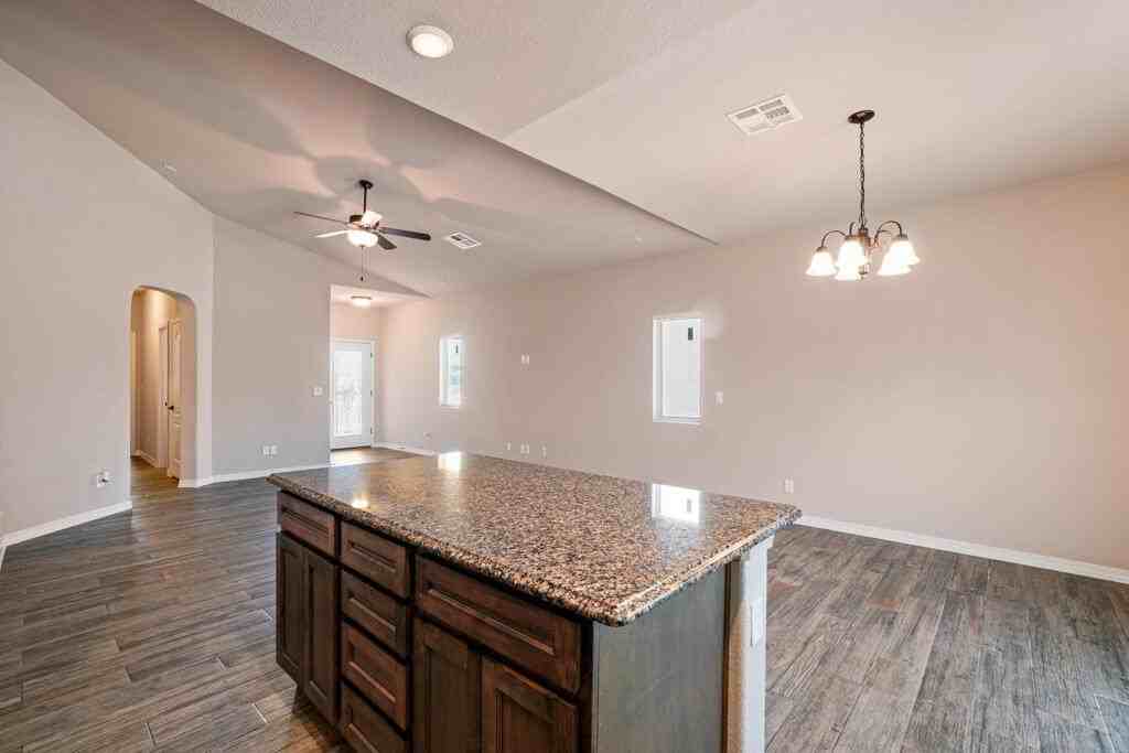 852 Lemington St - Photo 7 of 35