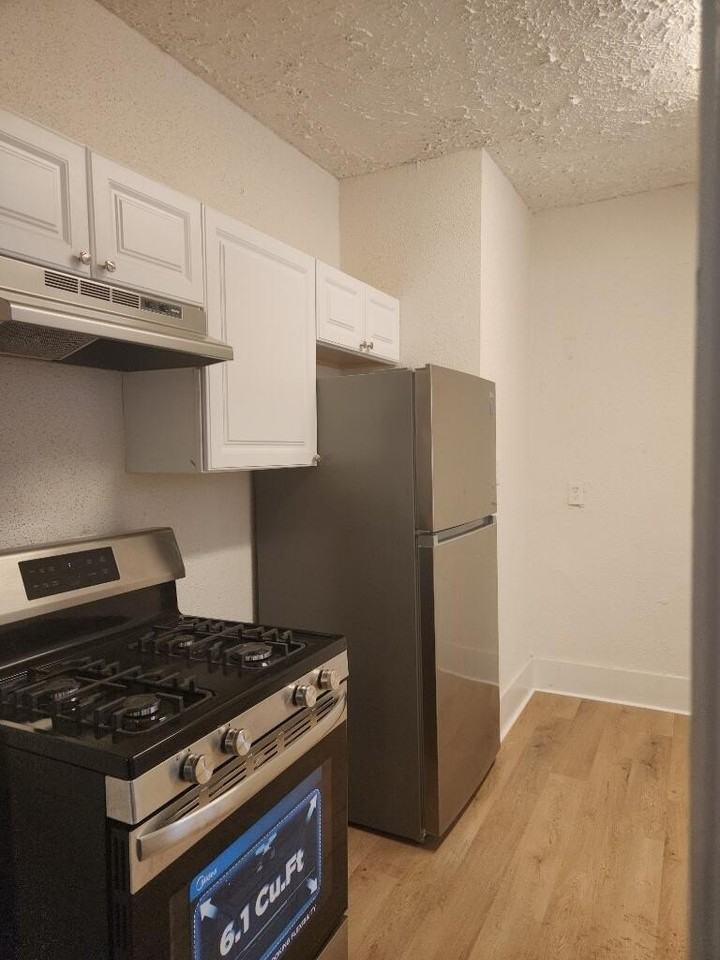 1361 Ellsworth St - Photo 2 of 10