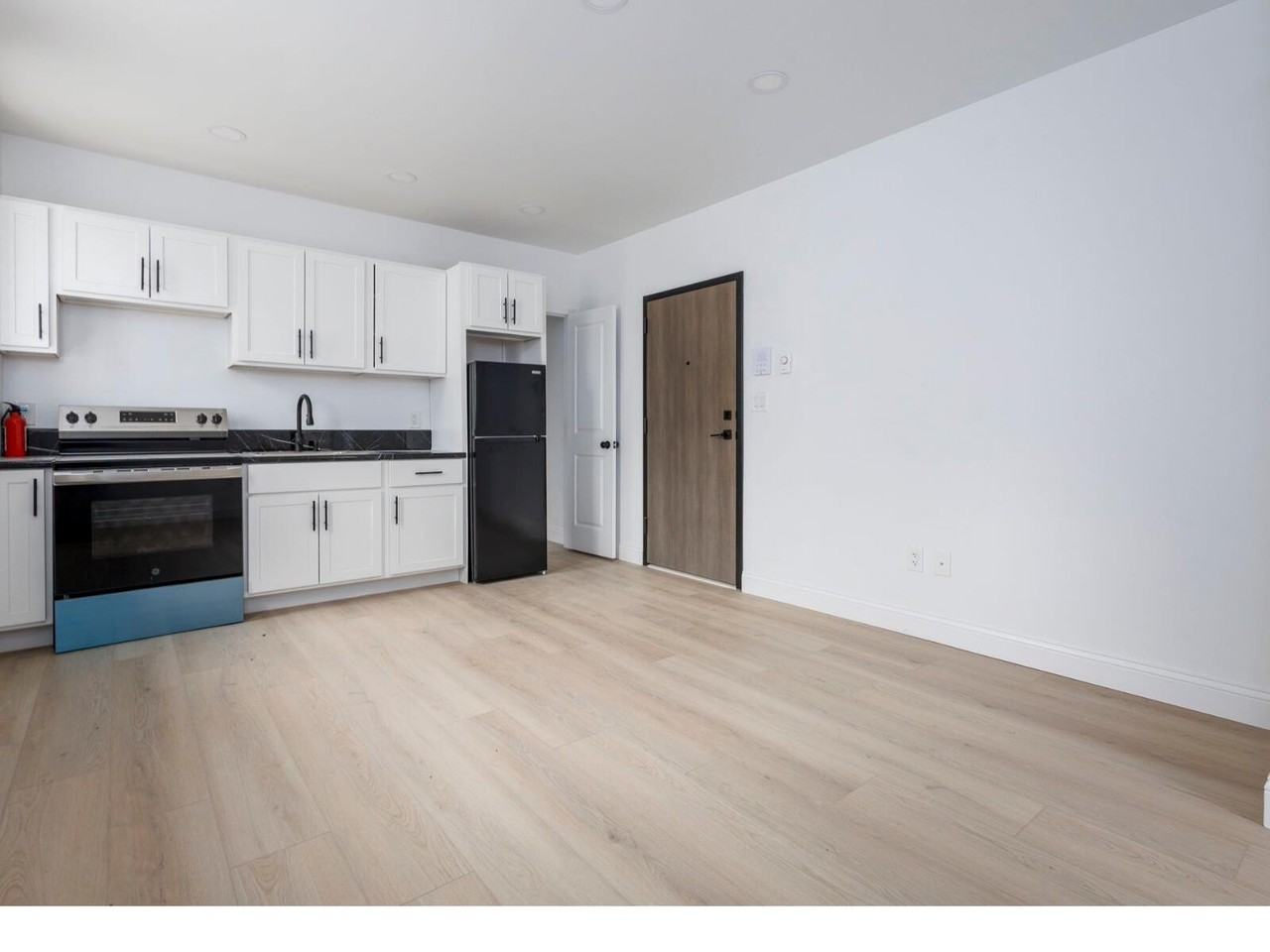 1140 Ashland St #4 - Photo 4 of 9