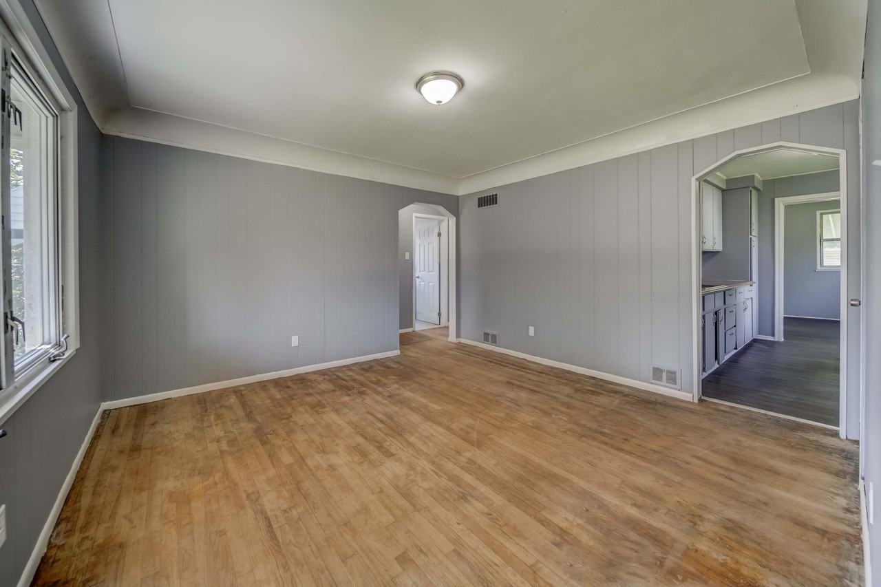 24501 Fern Ave - Photo 4 of 12