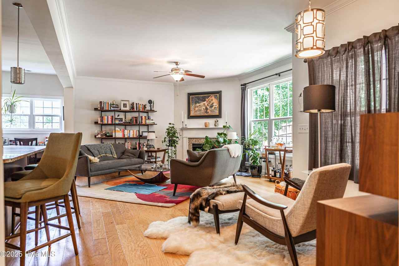 515 Clark St - Photo 5 of 50