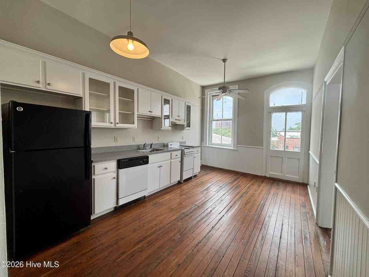 1050 Broad St #F - Photo 4 of 7