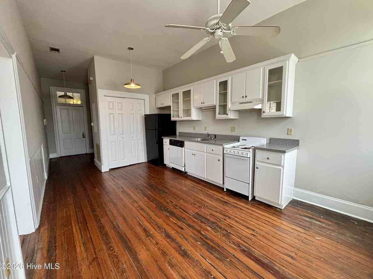 1050 Broad St #F - Photo 5 of 7