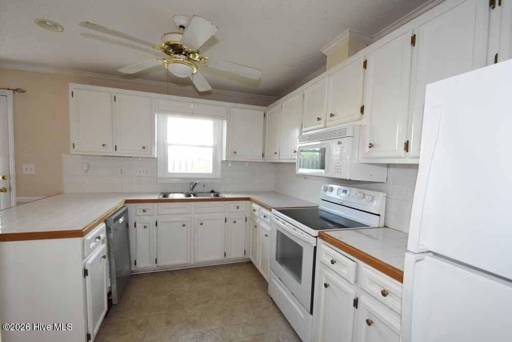3818 Sterling Pointe Dr #J1 - Photo 6 of 17