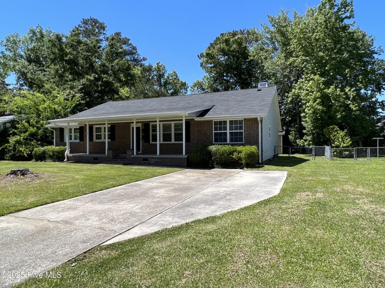 805 Gardenview Dr - Photo 3 of 26