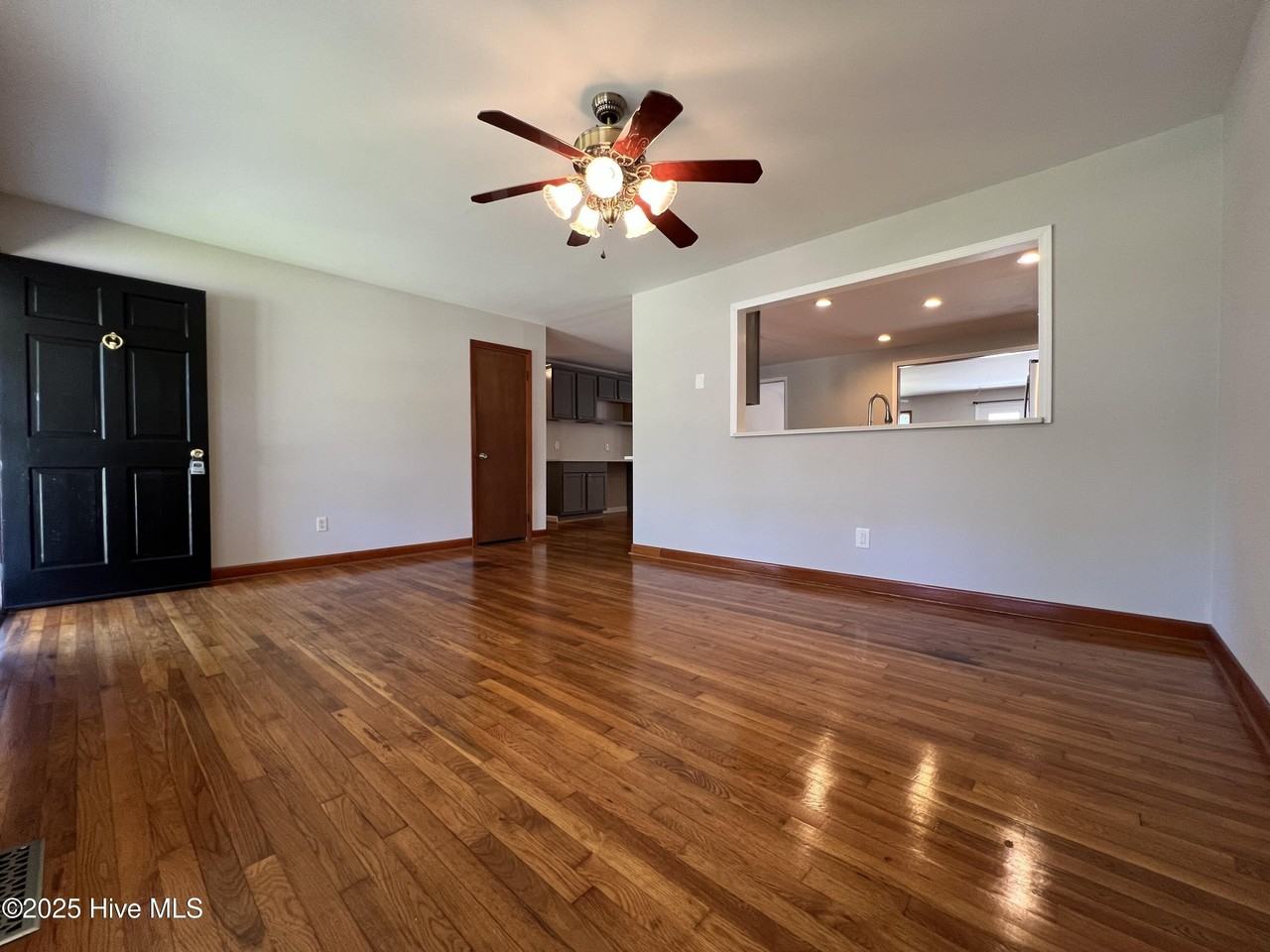805 Gardenview Dr - Photo 4 of 26