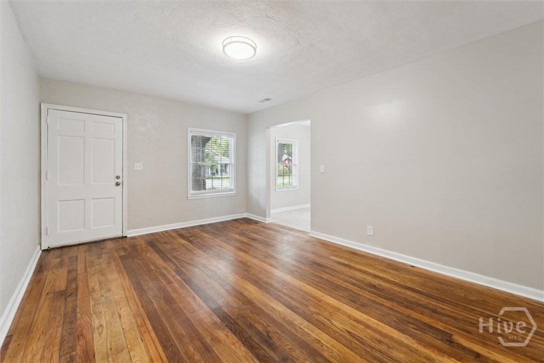 1315 E 55th St - Photo 4 of 28