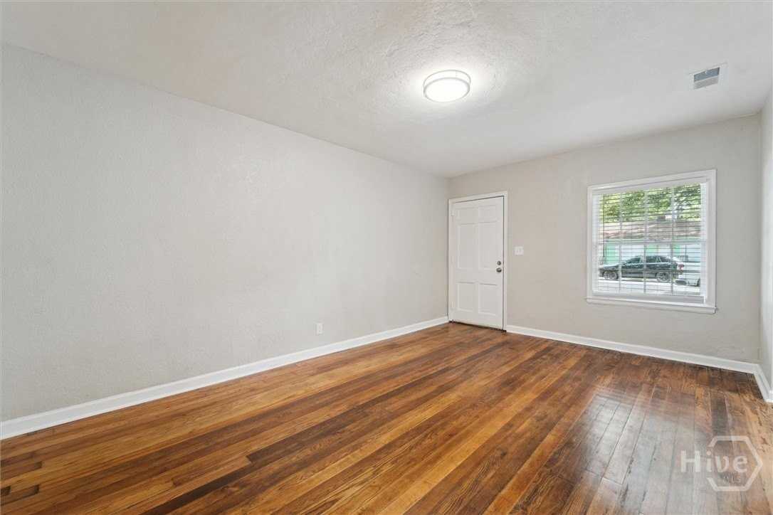1315 E 55th St - Photo 5 of 28