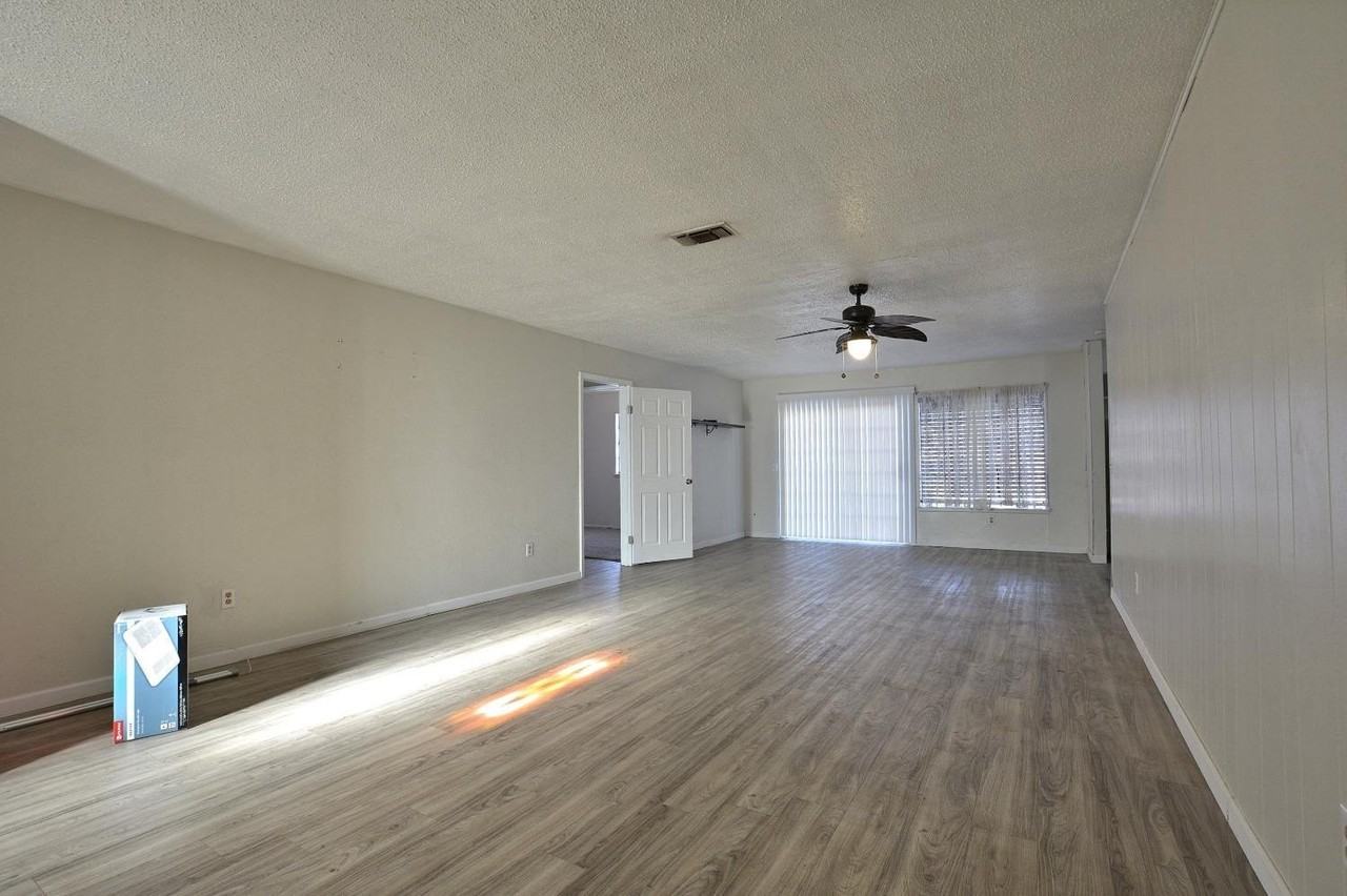 2714 94th St - Photo 3 of 16