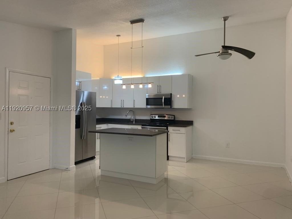 907 Ne 199th St #204 - Photo 4 of 15